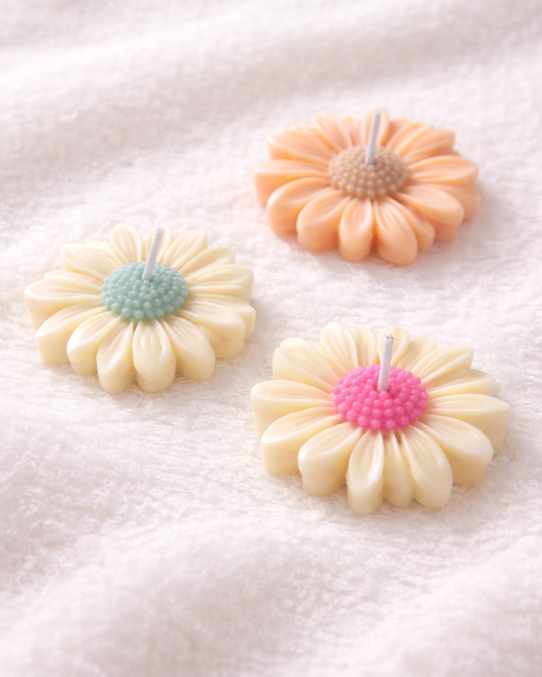 Daisy Bloom Mix Scented Floating Candle Set (Pack of 3)