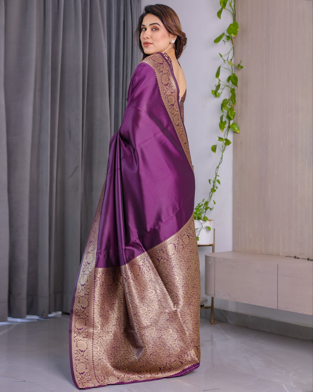 Pure Kanjivaram Silk Saree with Rich Floral Golden Zari Border & Blouse – 5.5m Saree + 0.8m Blouse Piece (Pack of 1)