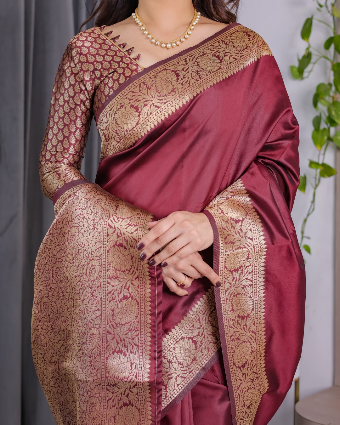 Pure Kanjivaram Silk Saree with Rich Floral Golden Zari Border & Blouse – 5.5m Saree + 0.8m Blouse Piece (Pack of 1)