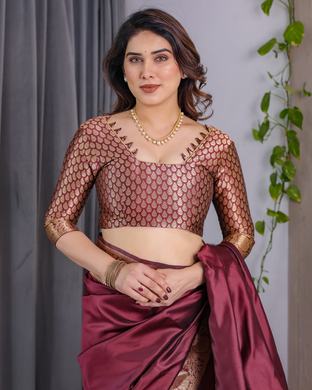 Pure Kanjivaram Silk Saree with Rich Floral Golden Zari Border & Blouse – 5.5m Saree + 0.8m Blouse Piece (Pack of 1)