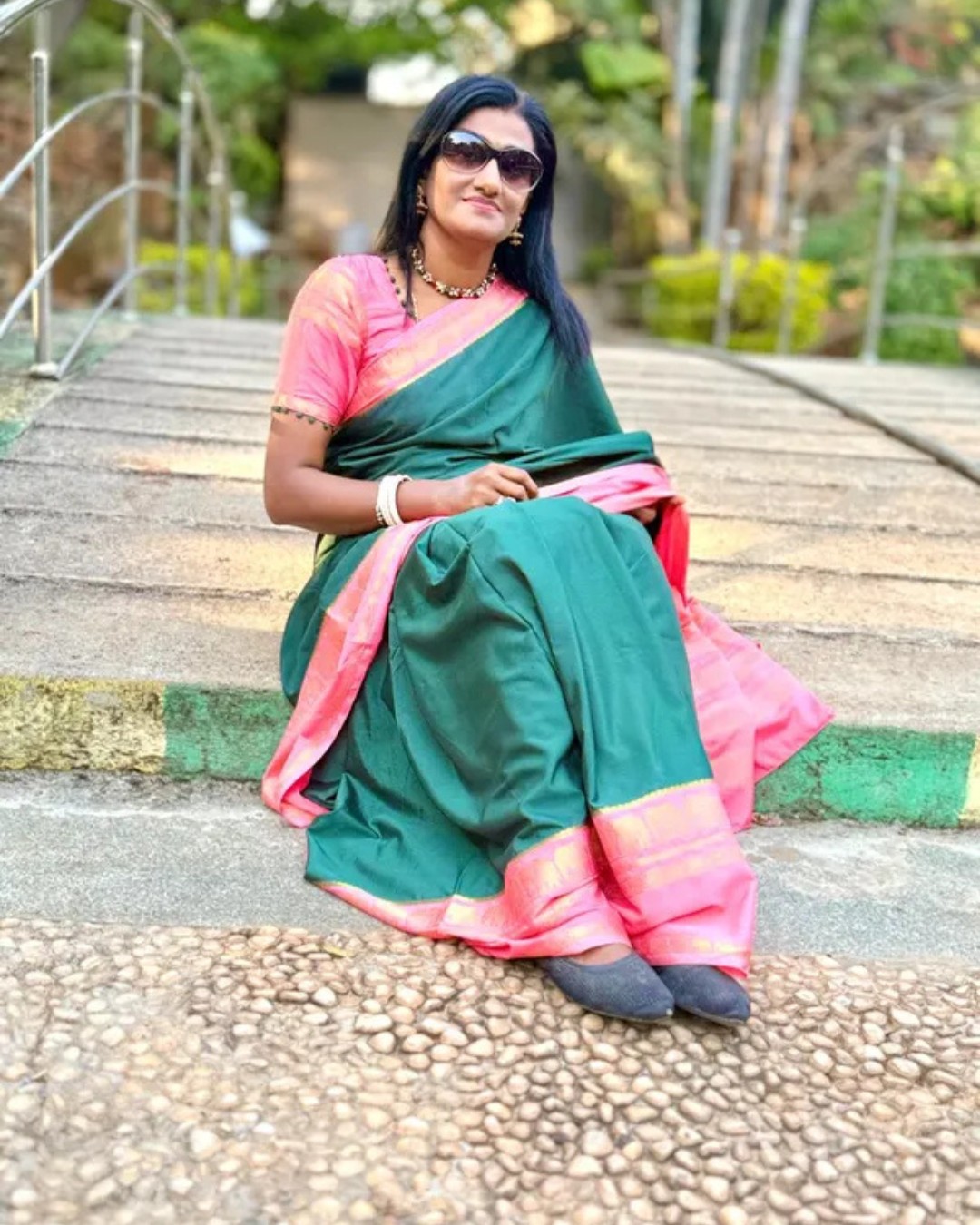 Elegant Dark Green Silk Saree with Pink Zari Border – Traditional Festive & Wedding Wear Saree for Women(Pack of 1)