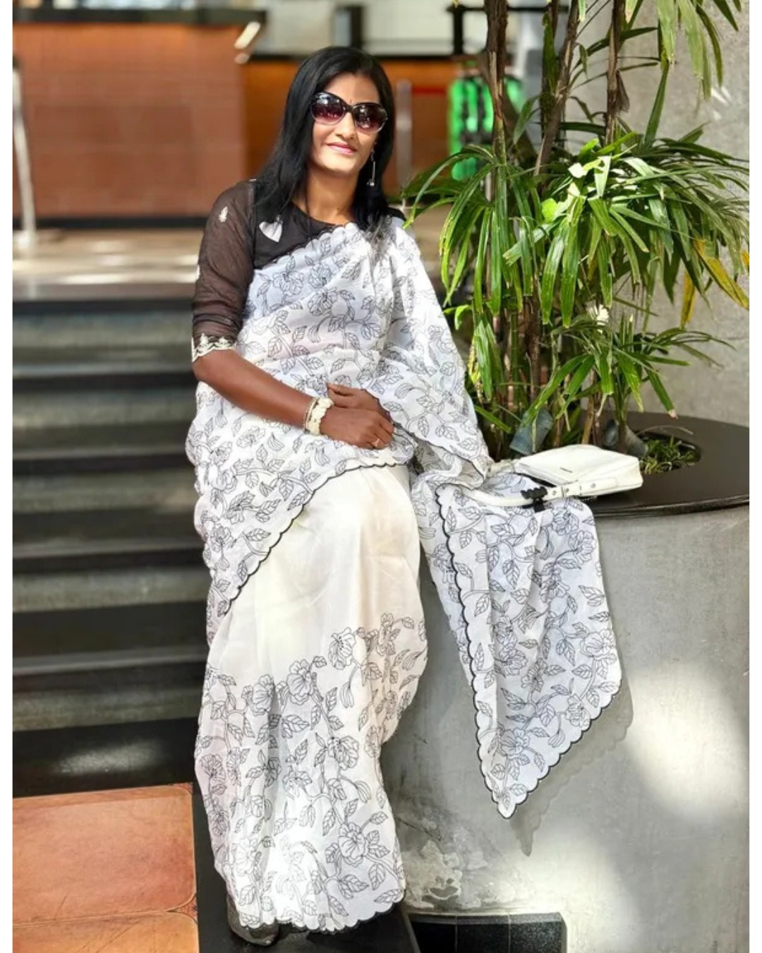 Elegant White Floral Printed Saree with Black Blouse – Designer Casual & Party Wear Saree for Women(Pack of 1)