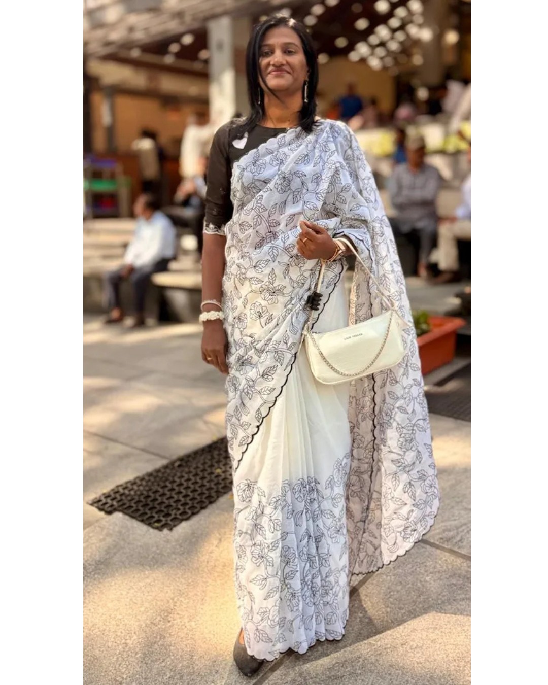 Elegant White Floral Printed Saree with Black Blouse – Designer Casual & Party Wear Saree for Women(Pack of 1)