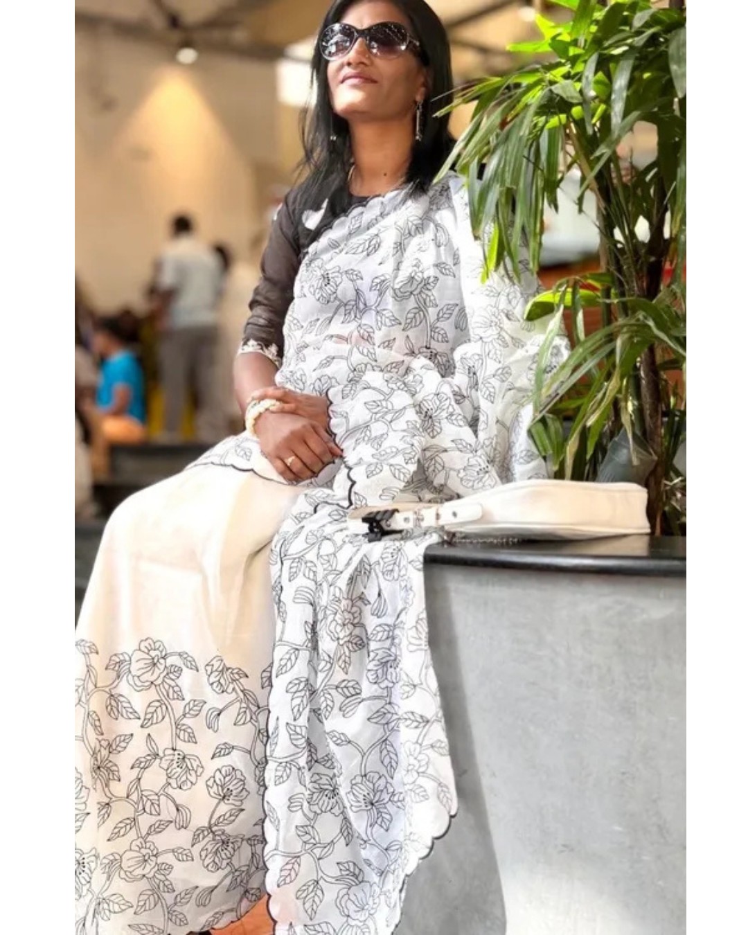 Elegant White Floral Printed Saree with Black Blouse – Designer Casual & Party Wear Saree for Women(Pack of 1)