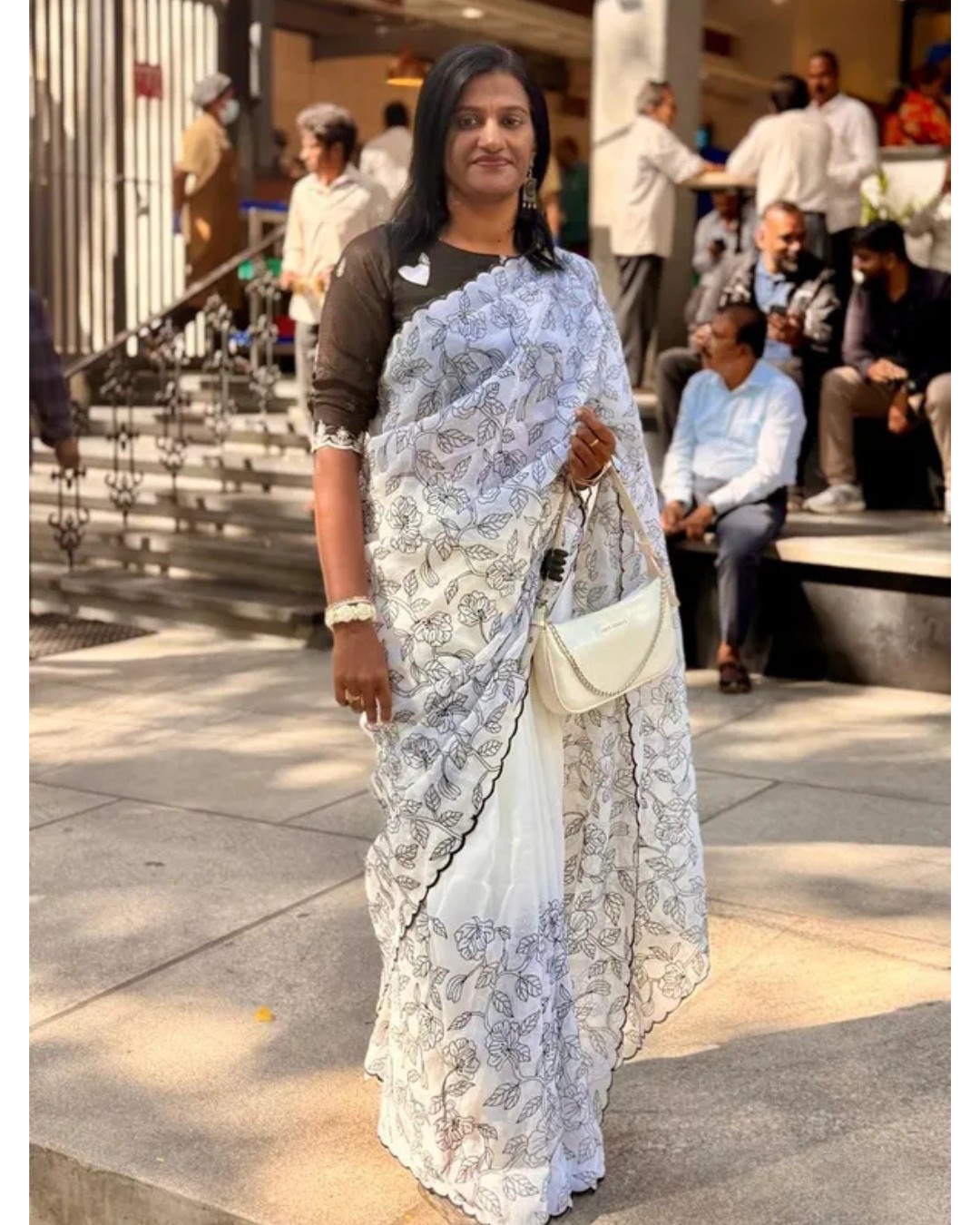 Elegant White Floral Printed Saree with Black Blouse – Designer Casual & Party Wear Saree for Women(Pack of 1)