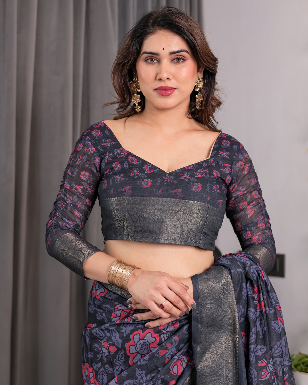 Handloom Linen Saree with Red Floral Print & Geometric Patterned Pallu | Antique Zari Border & Tassels | Attached Blouse | 5.5m Saree + 0.8m Blouse(Pack of 1)