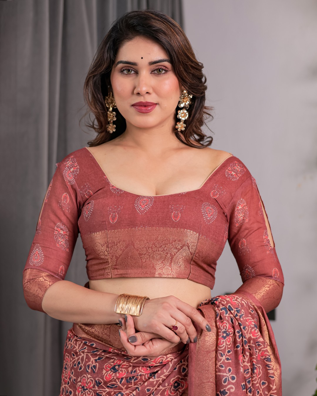 Handloom Linen Saree with Red Floral Print & Geometric Patterned Pallu | Antique Zari Border & Tassels | Attached Blouse | 5.5m Saree + 0.8m Blouse(Pack of 1)