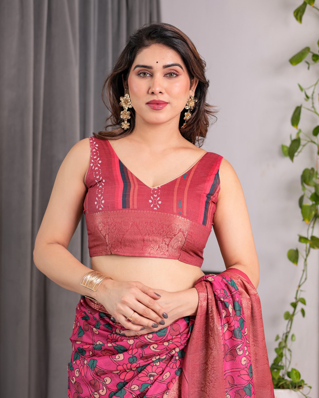 Handloom Linen Saree with Red Floral Print & Geometric Patterned Pallu | Antique Zari Border & Tassels | Attached Blouse | 5.5m Saree + 0.8m Blouse(Pack of 1)