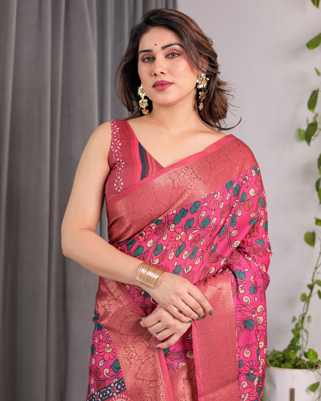 Handloom Linen Saree with Red Floral Print & Geometric Patterned Pallu | Antique Zari Border & Tassels | Attached Blouse | 5.5m Saree + 0.8m Blouse(Pack of 1)