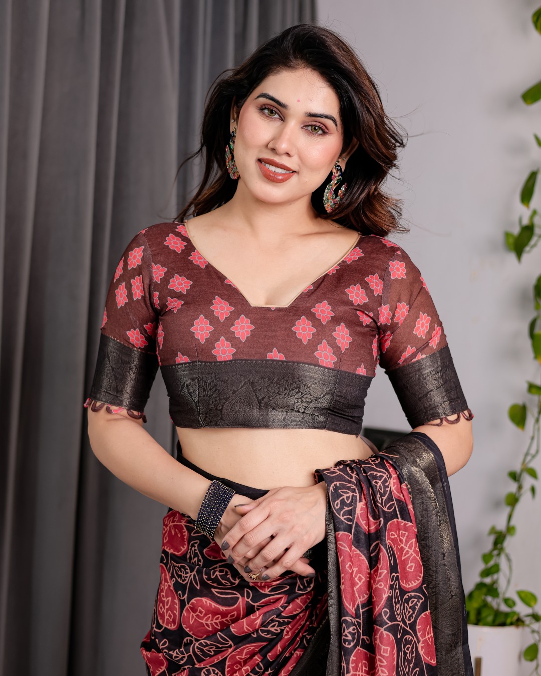 Handloom Linen Saree with Red-Blue Floral Buttas & Ethnic Pallu | Antique Black Zari Border & Tassels | Attached Blouse | 5.5m Saree + 0.8m Blouse(Pack of 1)