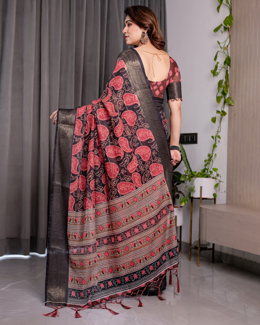 Handloom Linen Saree with Red-Blue Floral Buttas & Ethnic Pallu | Antique Black Zari Border & Tassels | Attached Blouse | 5.5m Saree + 0.8m Blouse(Pack of 1)