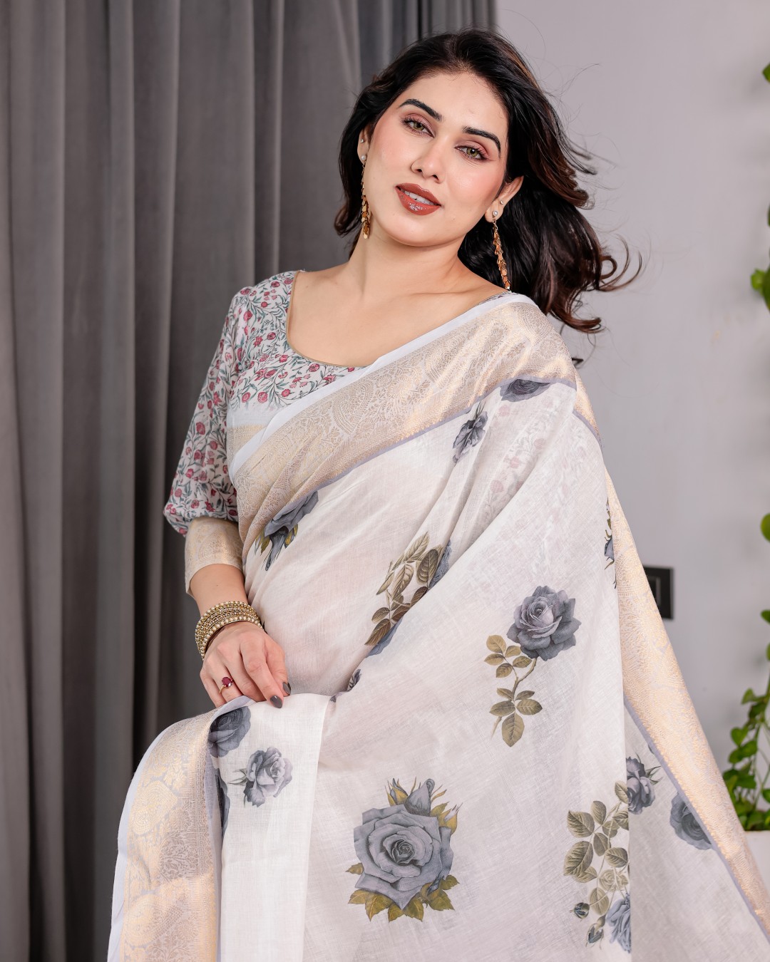 Handloom Linen Saree with Red-Blue Floral Buttas & Ethnic Pallu | Antique Black Zari Border & Tassels | Attached Blouse | 5.5m Saree + 0.8m Blouse(Pack of 1)