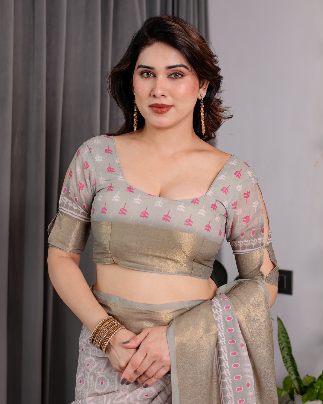 Handloom Linen Saree with Red-Blue Floral Buttas & Ethnic Pallu | Antique Black Zari Border & Tassels | Attached Blouse | 5.5m Saree + 0.8m Blouse(Pack of 1)