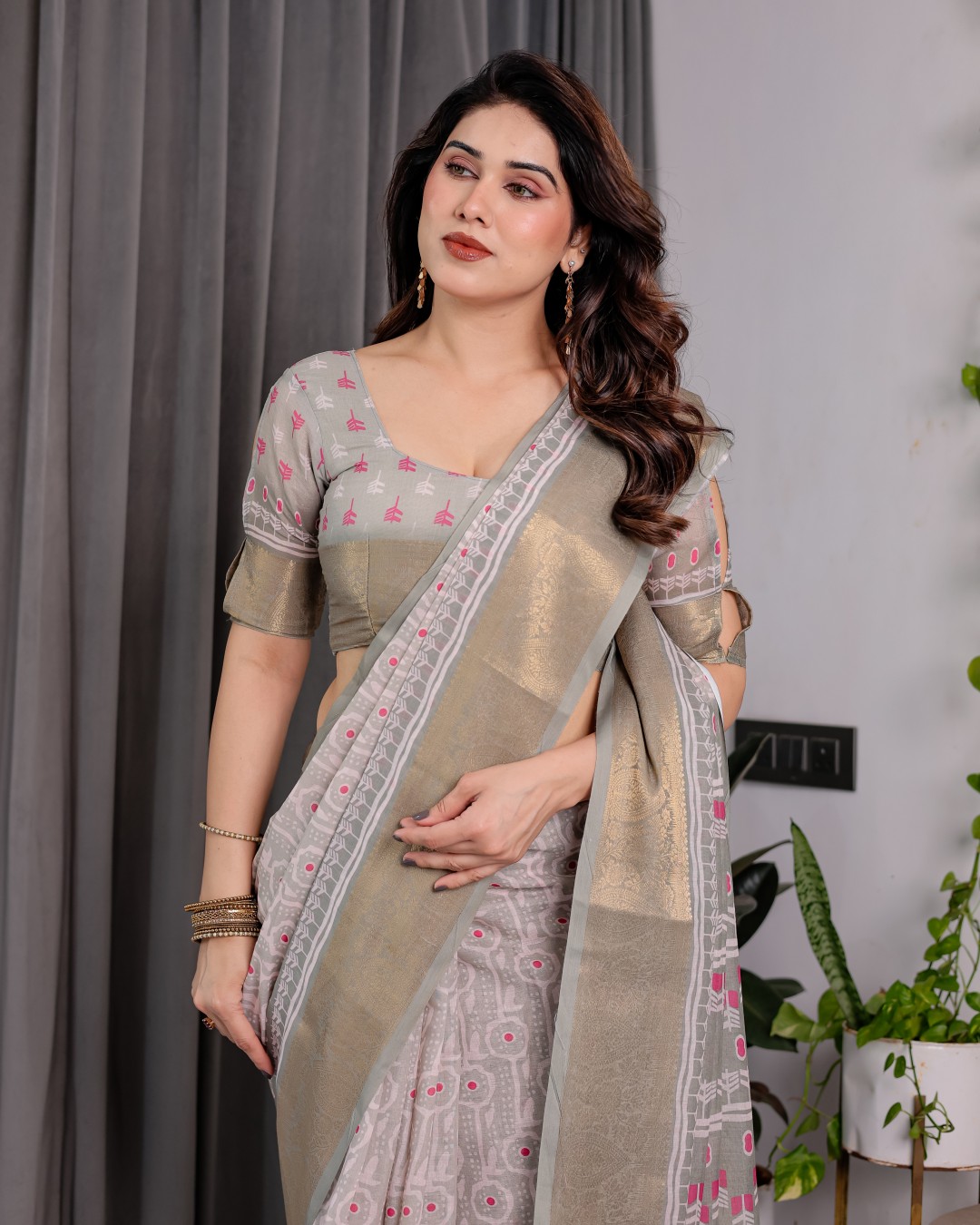 Handloom Linen Saree with Red-Blue Floral Buttas & Ethnic Pallu | Antique Black Zari Border & Tassels | Attached Blouse | 5.5m Saree + 0.8m Blouse(Pack of 1)