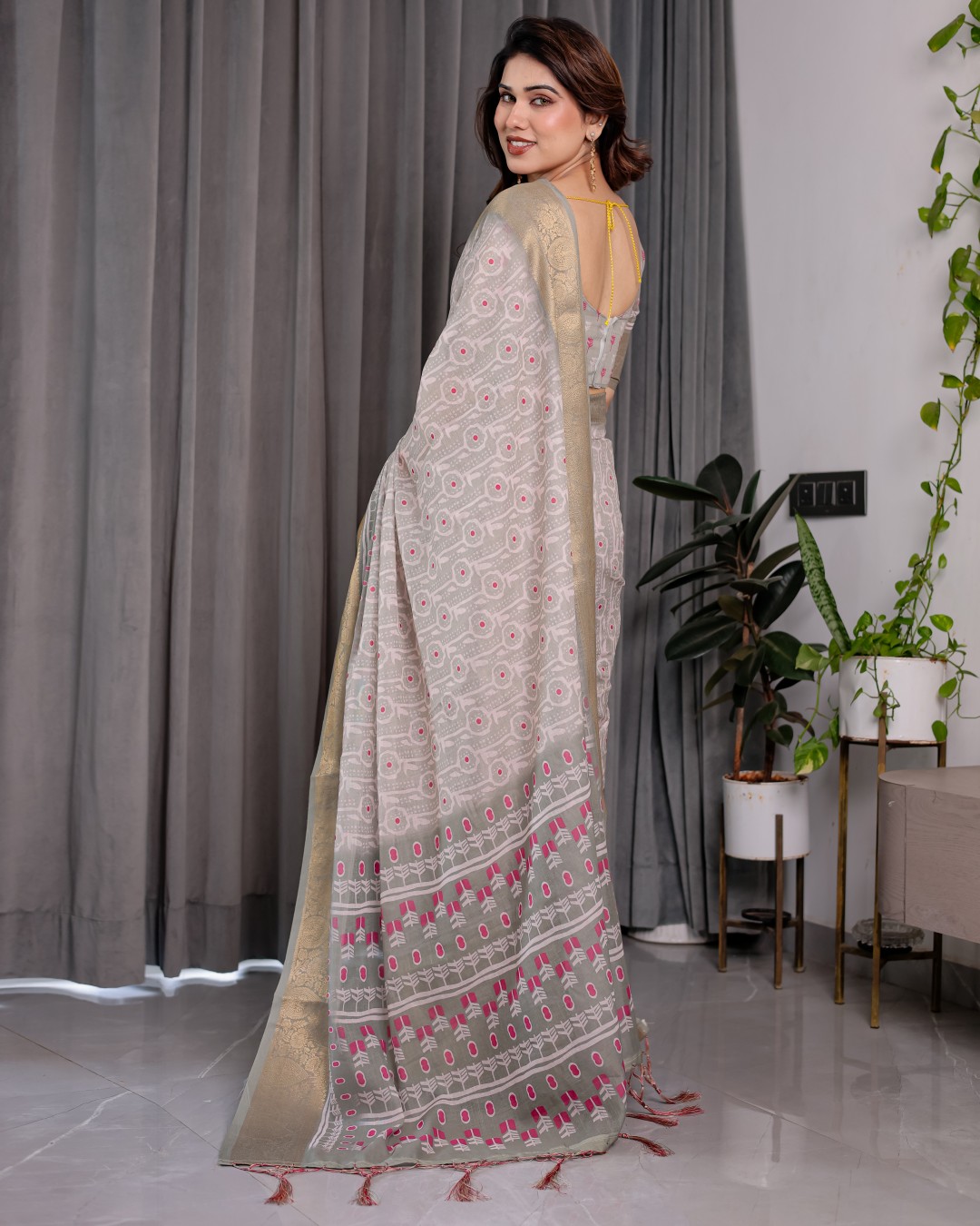 Handloom Linen Saree with Red-Blue Floral Buttas & Ethnic Pallu | Antique Black Zari Border & Tassels | Attached Blouse | 5.5m Saree + 0.8m Blouse(Pack of 1)