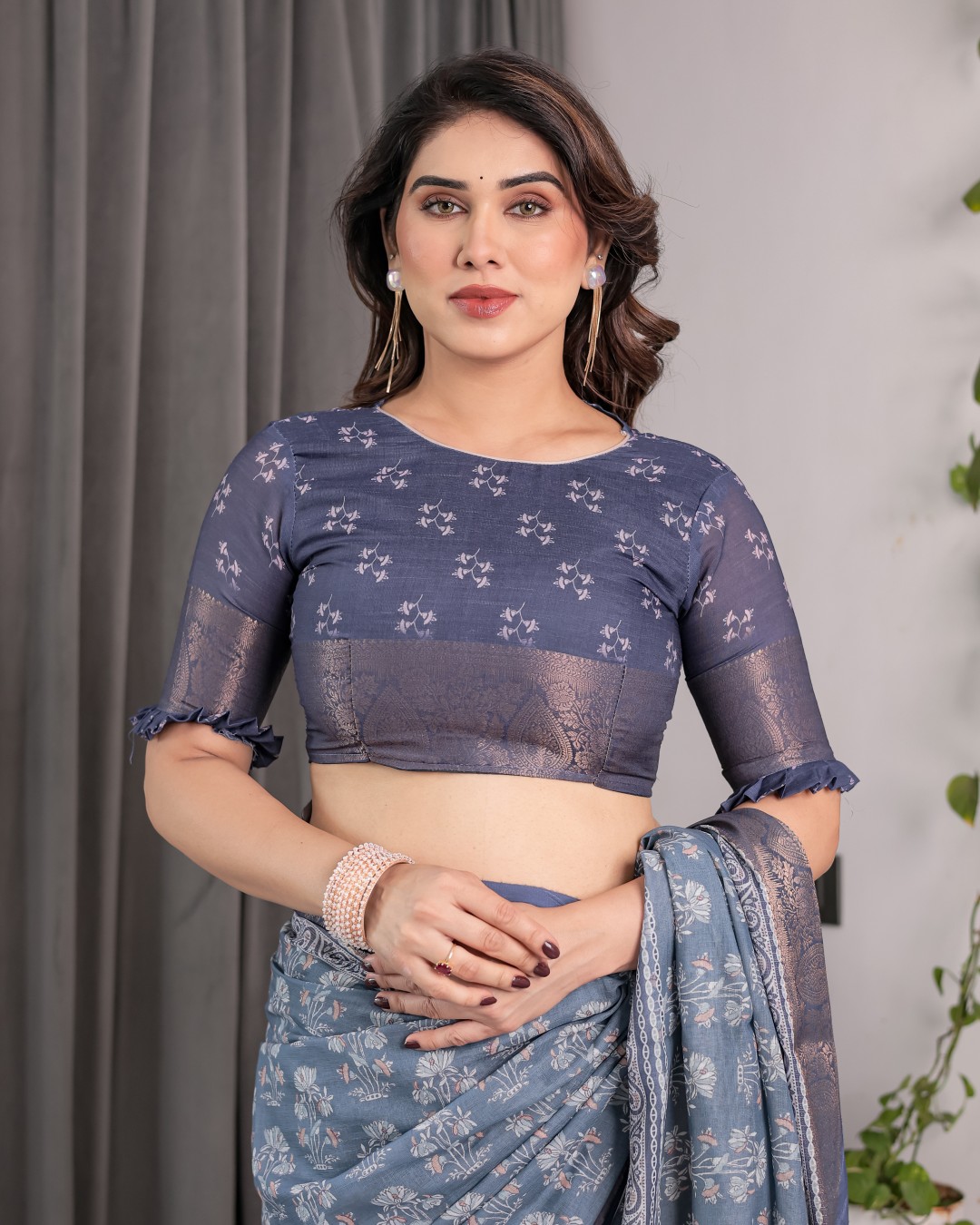 Handloom Linen Saree with White Ethnic Motifs & Zari Border | Artistic Pallu & Tassel Finish | 5.5m Saree + 0.8m Blouse(Pack of 1)