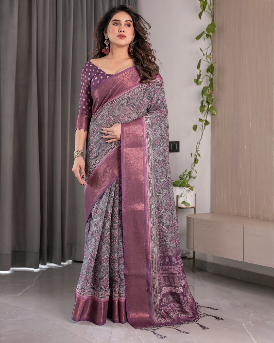 Handloom Linen Saree with White Ethnic Motifs & Zari Border | Artistic Pallu & Tassel Finish | 5.5m Saree + 0.8m Blouse(Pack of 1)