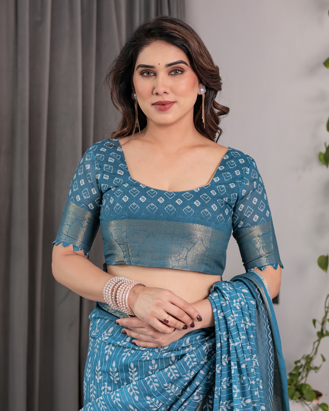 Handloom Linen Saree with White Ethnic Motifs & Zari Border | Artistic Pallu & Tassel Finish | 5.5m Saree + 0.8m Blouse(Pack of 1)