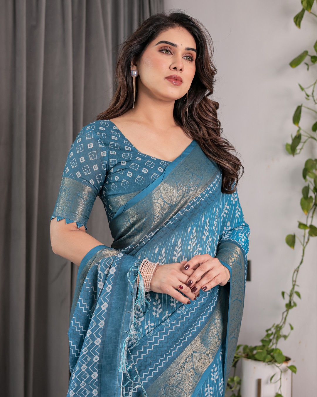 Handloom Linen Saree with White Ethnic Motifs & Zari Border | Artistic Pallu & Tassel Finish | 5.5m Saree + 0.8m Blouse(Pack of 1)