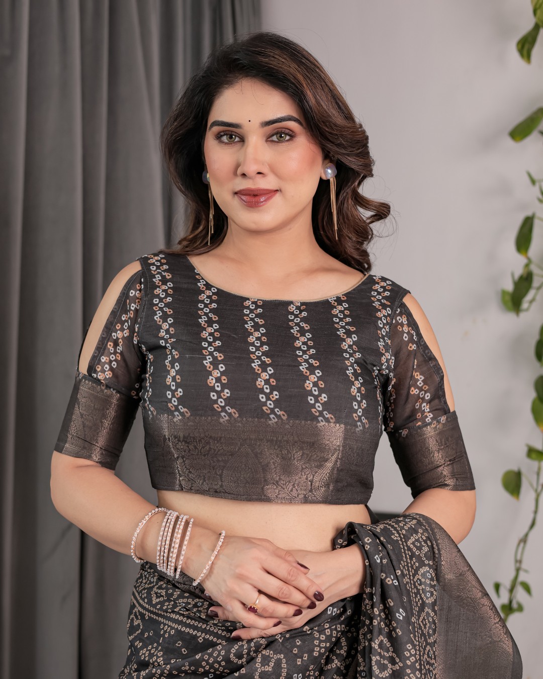 Handloom Linen Saree with Ivory Tribal Bandhani Print & Zari Border | Tassel Pallu | 5.5m Saree + 0.8m Blouse(Pack of 1)