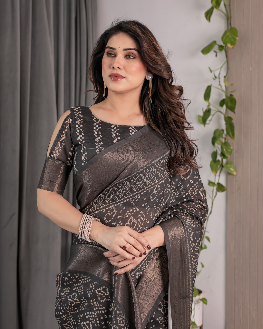 Handloom Linen Saree with Ivory Tribal Bandhani Print & Zari Border | Tassel Pallu | 5.5m Saree + 0.8m Blouse(Pack of 1)