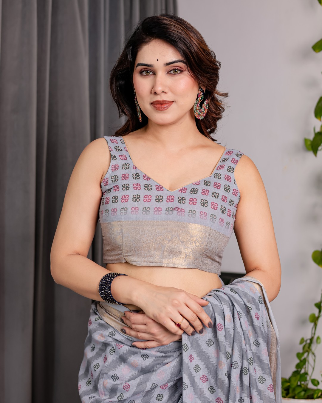 Handloom Linen Saree with Ivory Floral Print & Zigzag Pallu | Zari Border | 5.5m Saree + 0.8m Blouse(Pack of 1)