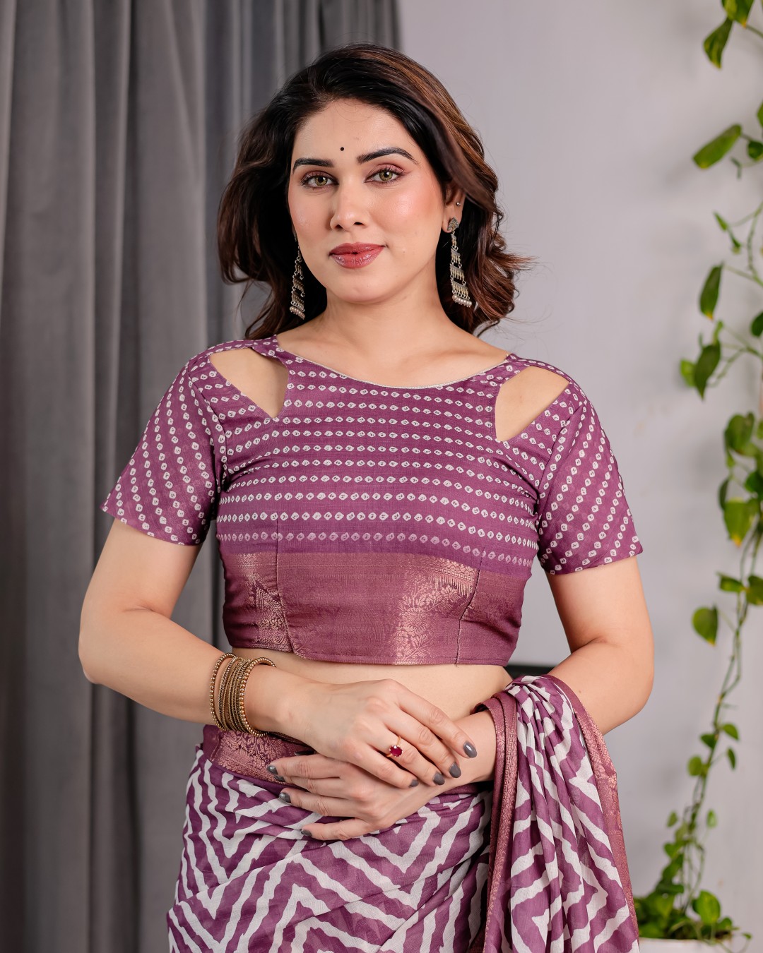 Elegant Cream & Gold Woven Ikat Silk Saree with Designer Border With Tassles(Pack of 1)