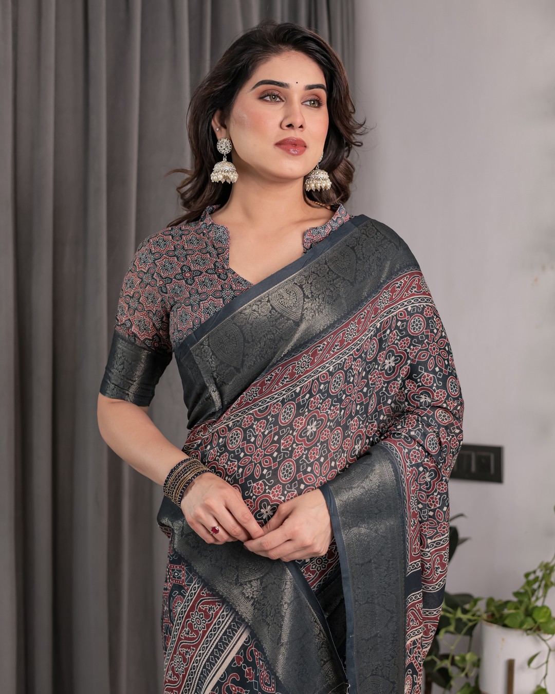 Handloom Linen Saree with White Floral Dots & Zari Border | 5.5m Saree + 0.8m Attached Blouse with Tassels(Pack of 1)
