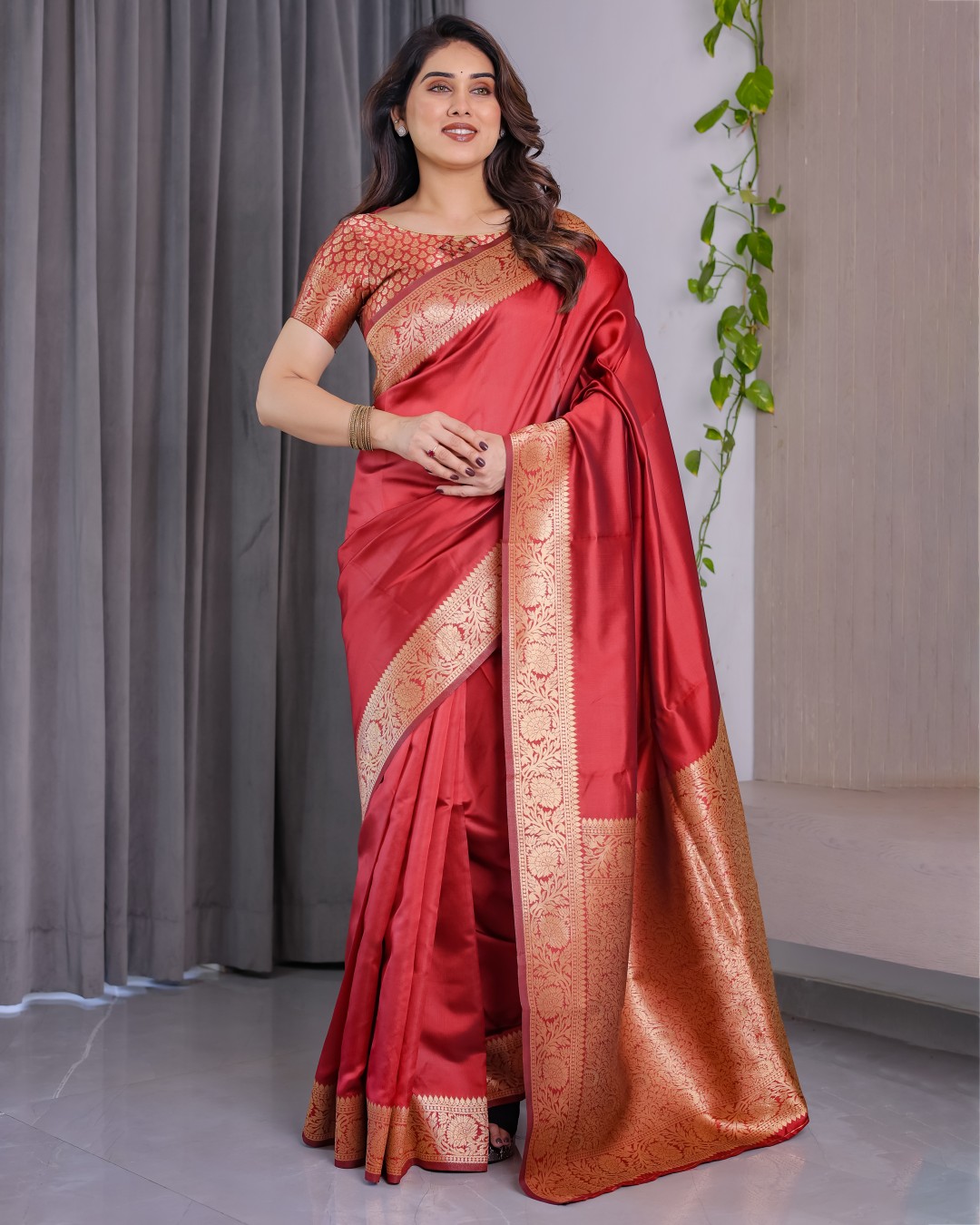 Pure Kanjivaram Silk Saree with Floral Golden Zari Border & Blouse – 5.5m Saree + 0.8m Blouse Piece (Pack of 1)