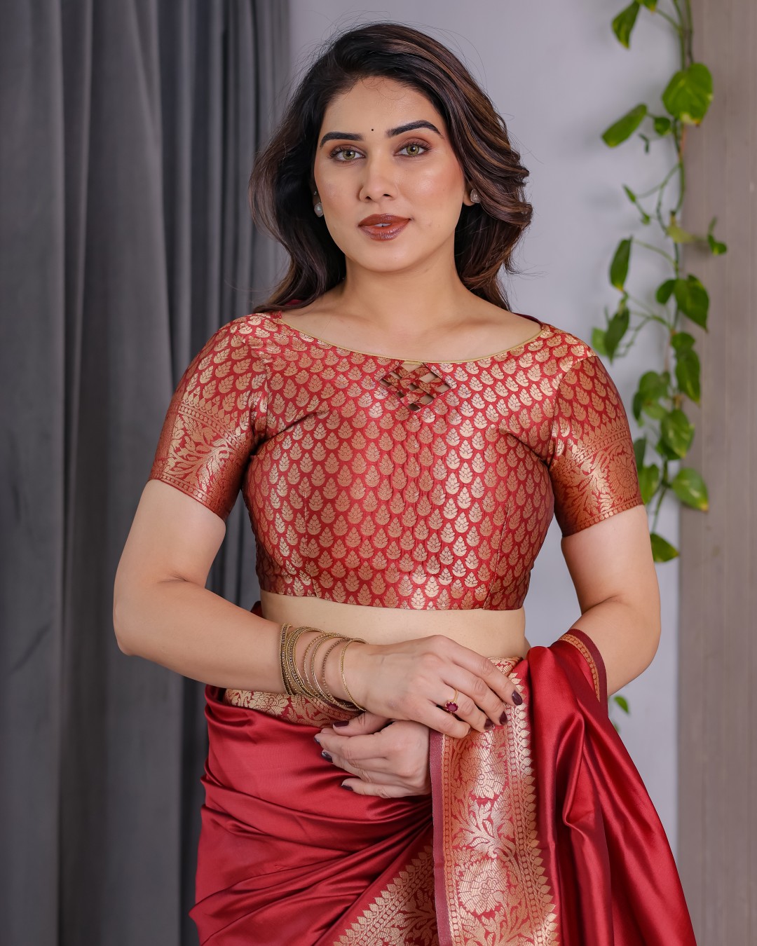 Pure Kanjivaram Silk Saree with Floral Golden Zari Border & Blouse – 5.5m Saree + 0.8m Blouse Piece (Pack of 1)