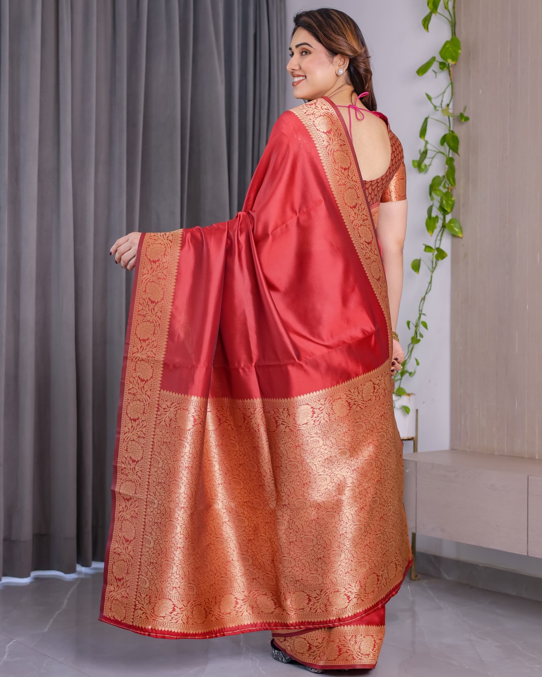 Pure Kanjivaram Silk Saree with Floral Golden Zari Border & Blouse – 5.5m Saree + 0.8m Blouse Piece (Pack of 1)