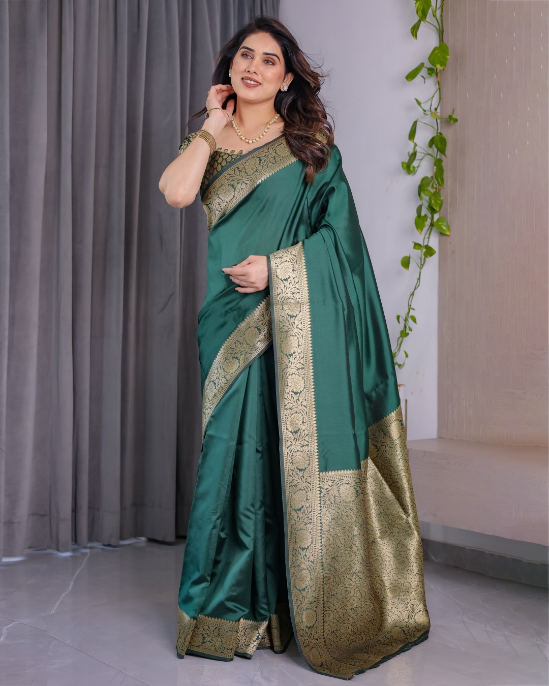 Pure Kanjivaram Silk Saree with Floral Golden Zari Border & Blouse – 5.5m Saree + 0.8m Blouse Piece (Pack of 1)