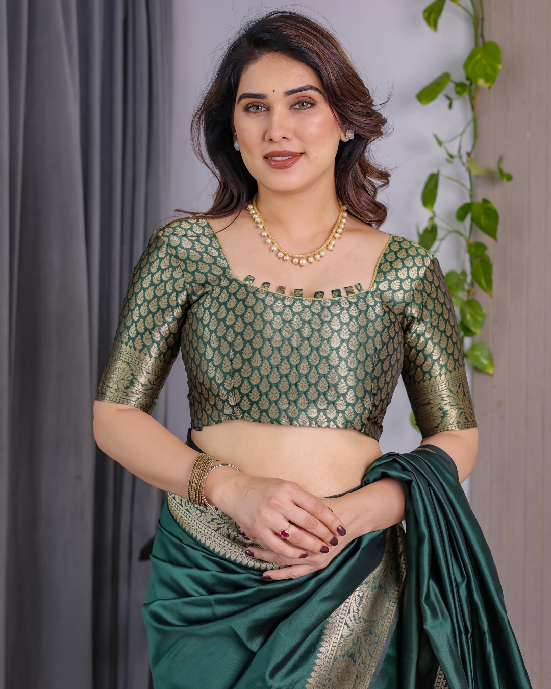 Pure Kanjivaram Silk Saree with Floral Golden Zari Border & Blouse – 5.5m Saree + 0.8m Blouse Piece (Pack of 1)