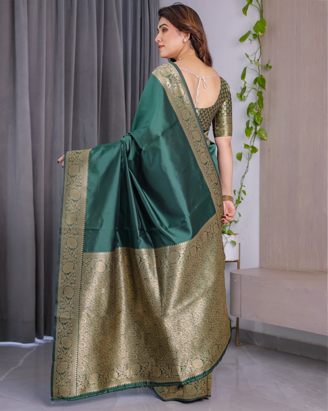 Pure Kanjivaram Silk Saree with Floral Golden Zari Border & Blouse – 5.5m Saree + 0.8m Blouse Piece (Pack of 1)