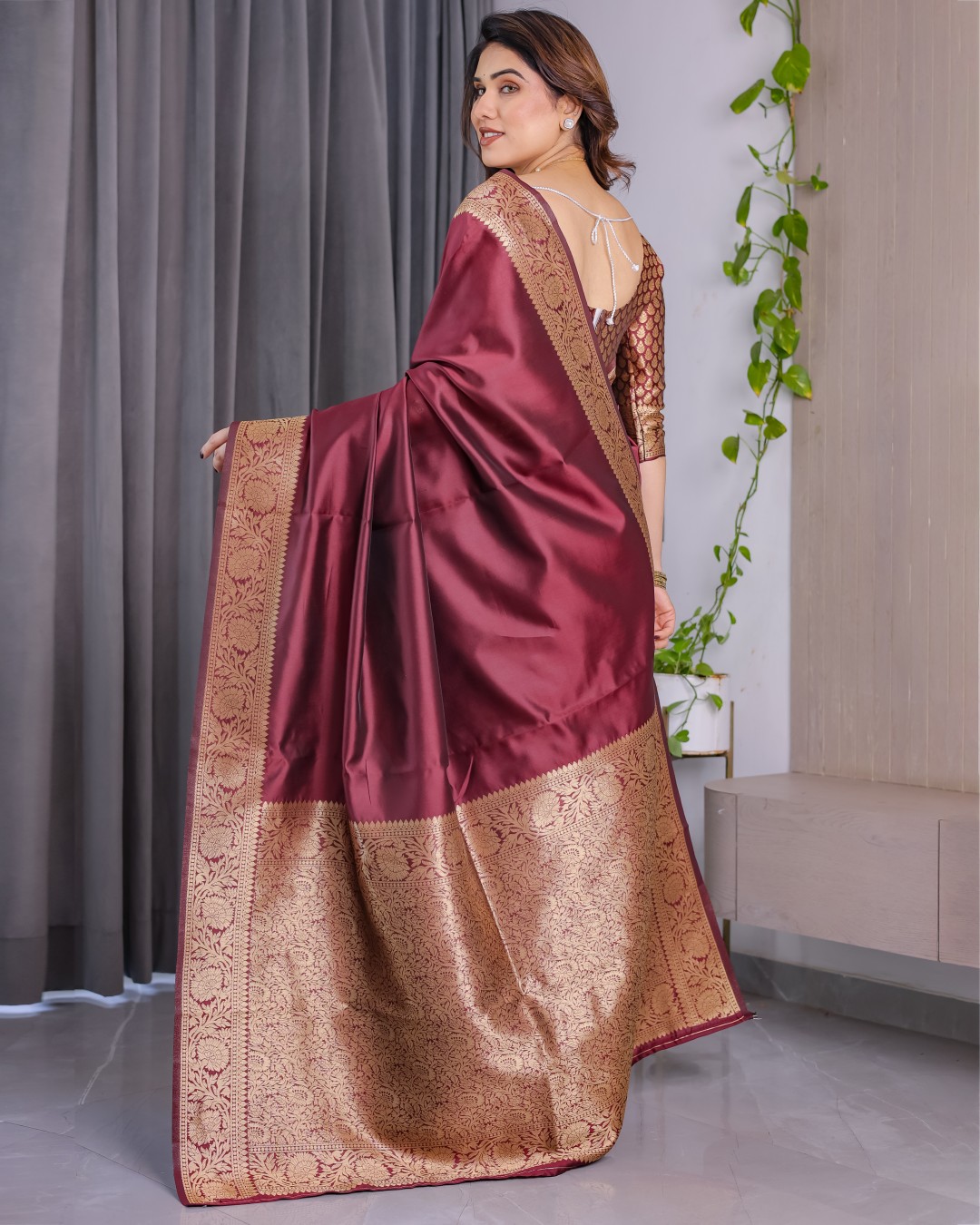 Pure Kanjivaram Silk Saree with Floral Golden Zari Border & Blouse – 5.5m Saree + 0.8m Blouse Piece (Pack of 1)