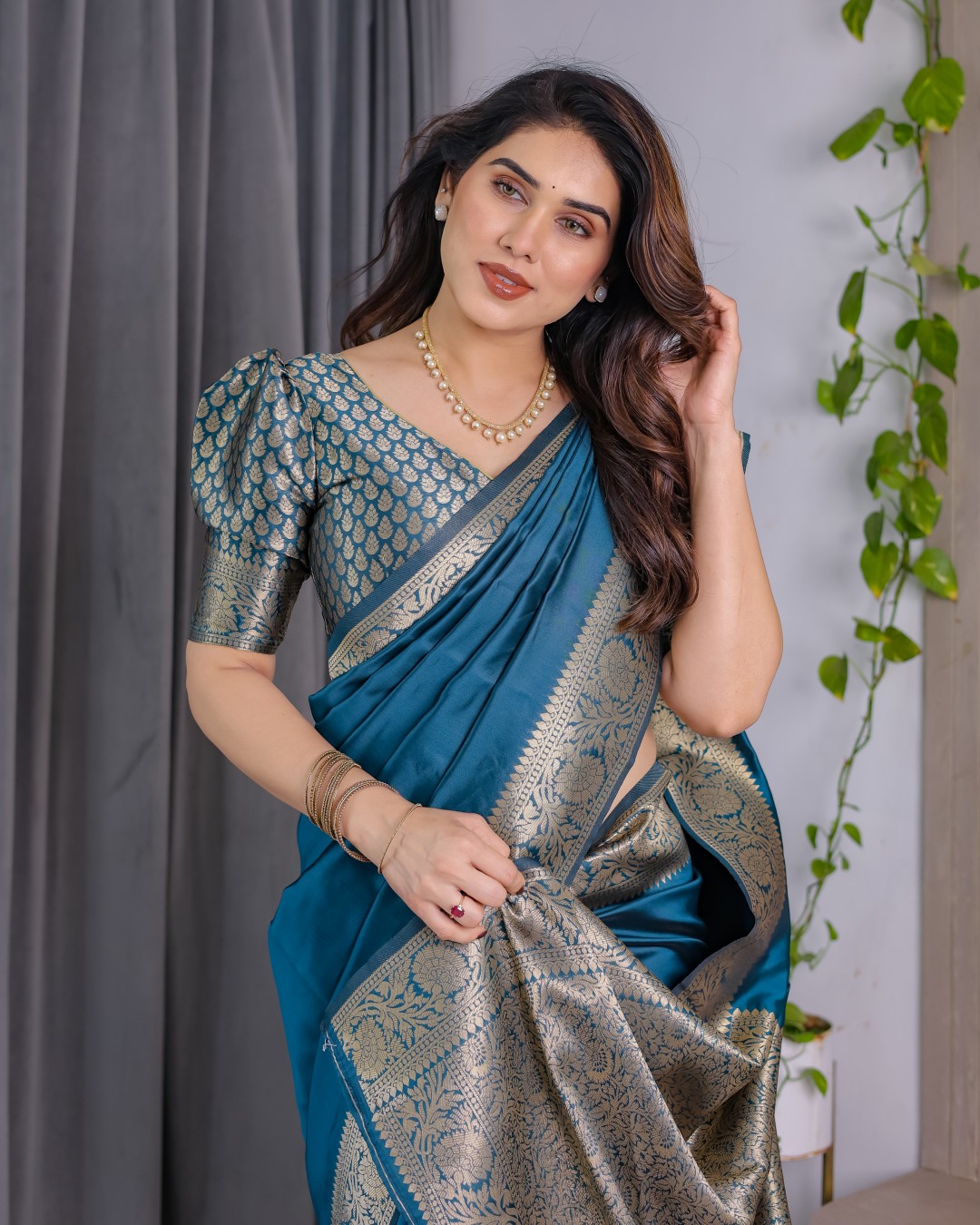 Pure Kanjivaram Silk Saree with Floral Golden Zari Border & Blouse – 5.5m Saree + 0.8m Blouse Piece (Pack of 1)