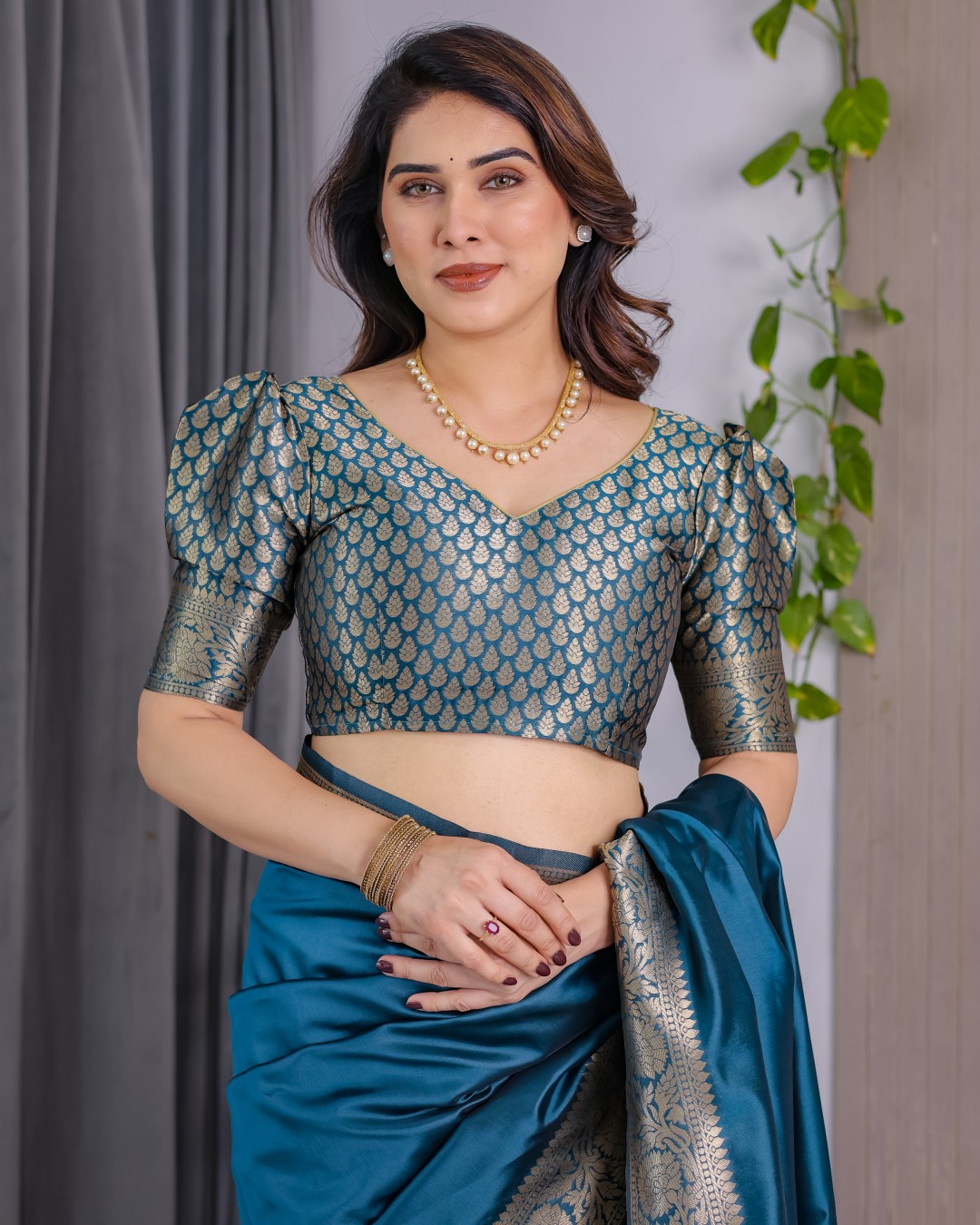 Pure Kanjivaram Silk Saree with Floral Golden Zari Border & Blouse – 5.5m Saree + 0.8m Blouse Piece (Pack of 1)