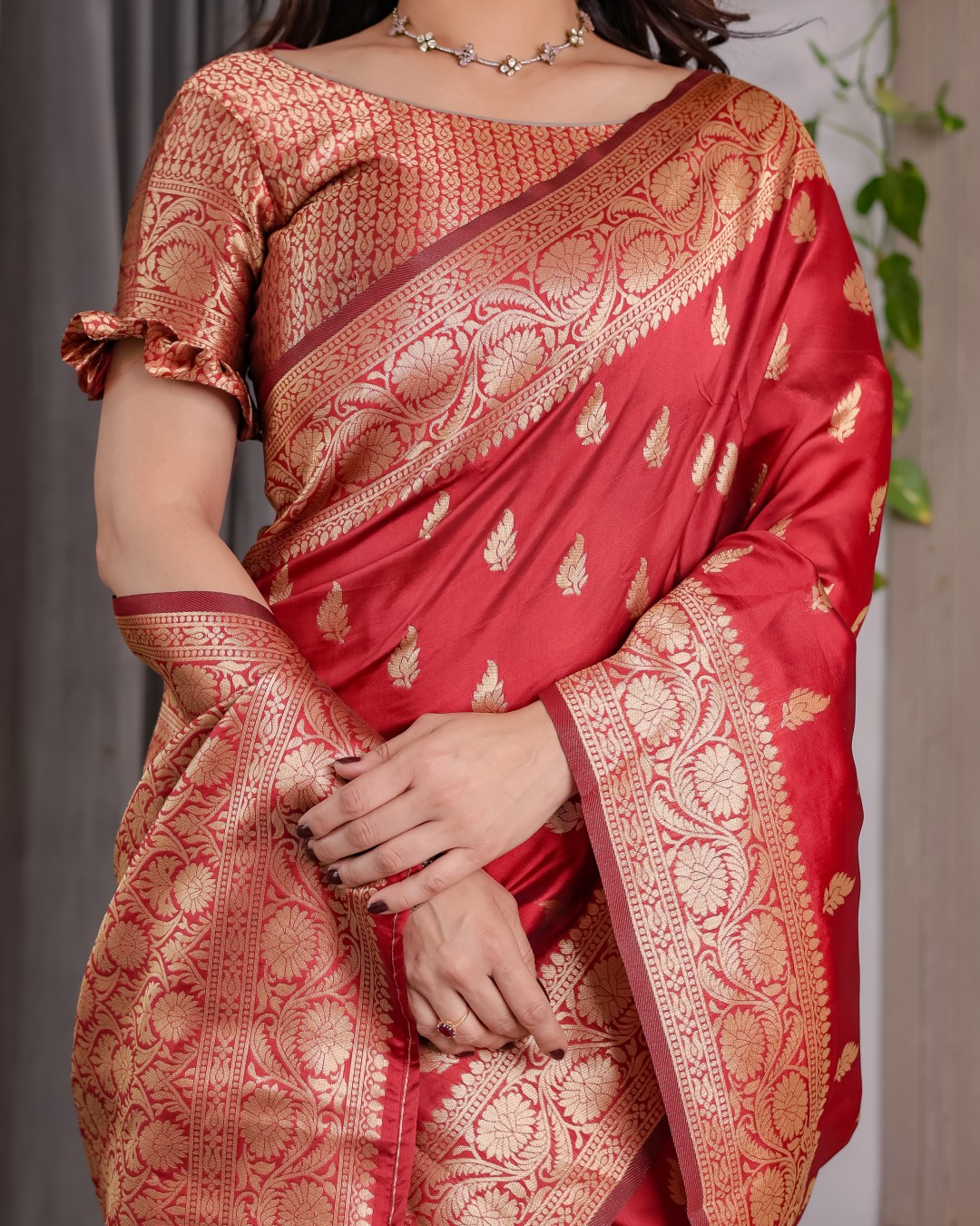 Pure Kanjivaram Silk Saree with Golden Leaf Motifs & Floral Zari Border – 5.5m Saree + 0.8m Blouse Piece (Pack of 1)