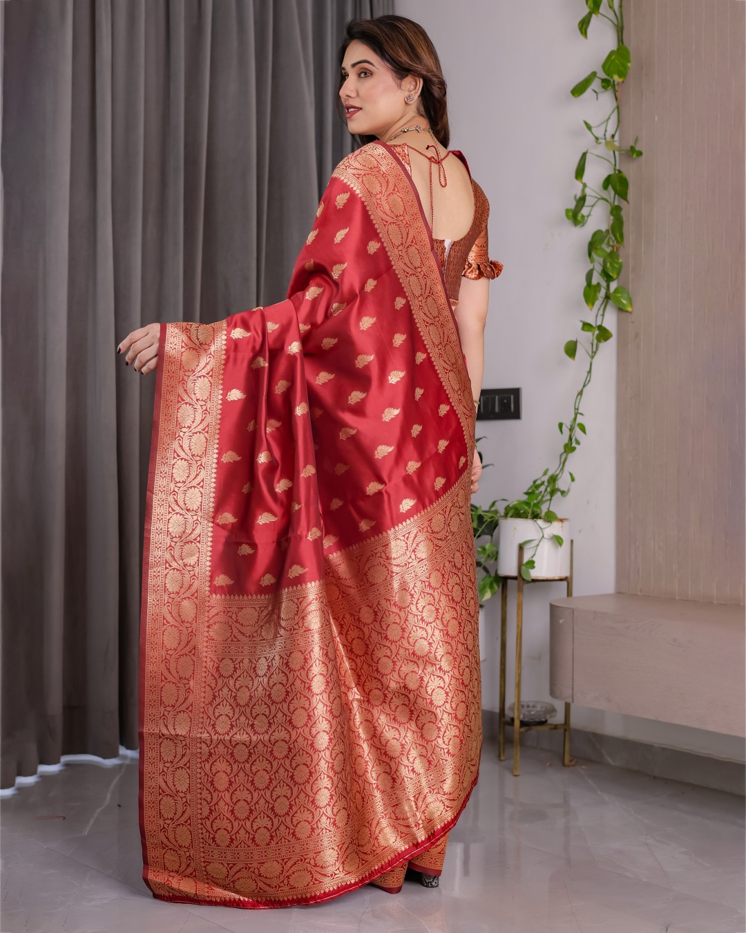 Pure Kanjivaram Silk Saree with Golden Leaf Motifs & Floral Zari Border – 5.5m Saree + 0.8m Blouse Piece (Pack of 1)