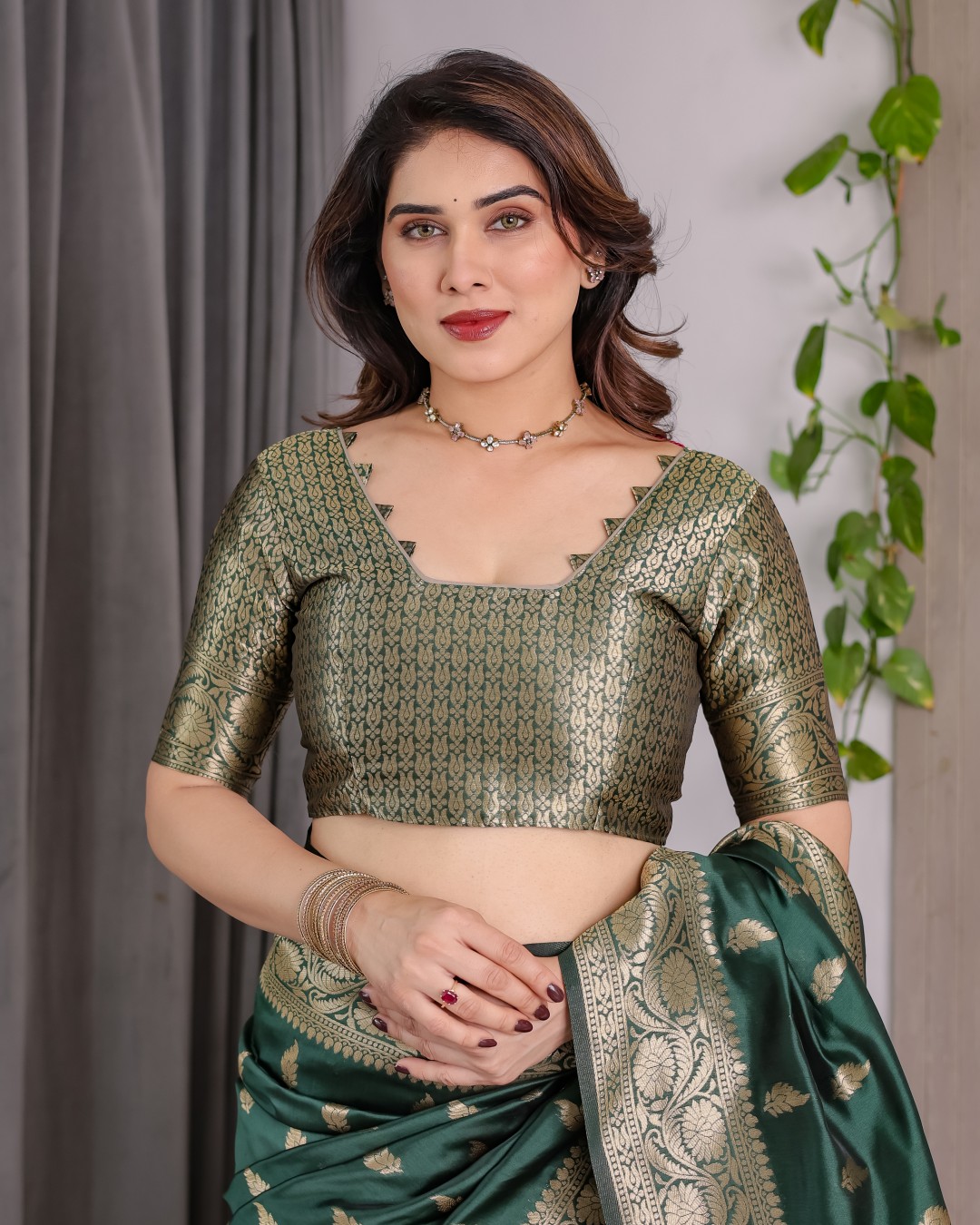 Pure Kanjivaram Silk Saree with Golden Leaf Motifs & Floral Zari Border – 5.5m Saree + 0.8m Blouse Piece (Pack of 1)