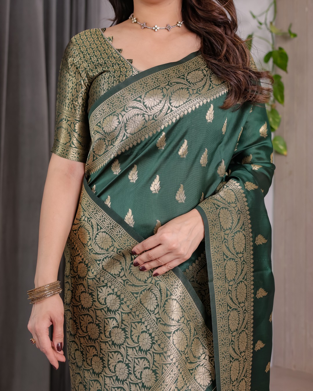 Pure Kanjivaram Silk Saree with Golden Leaf Motifs & Floral Zari Border – 5.5m Saree + 0.8m Blouse Piece (Pack of 1)