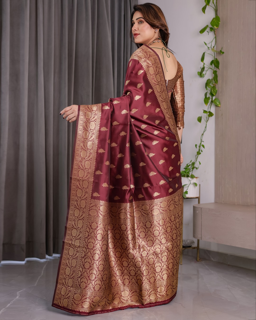 Pure Kanjivaram Silk Saree with Golden Leaf Motifs & Floral Zari Border – 5.5m Saree + 0.8m Blouse Piece (Pack of 1)