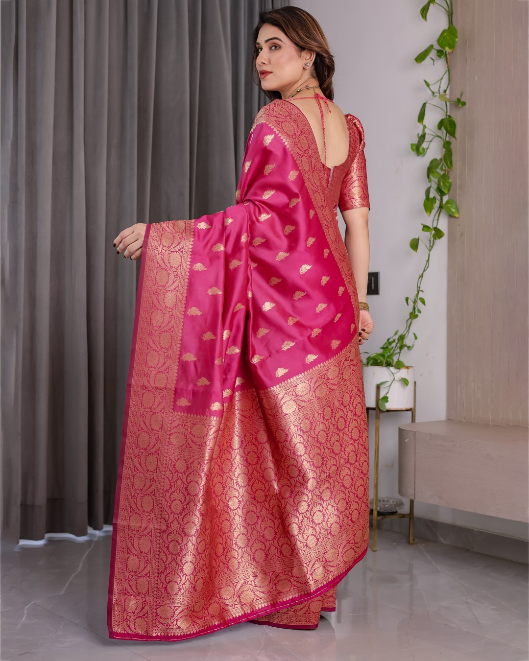 Pure Kanjivaram Silk Saree with Golden Leaf Motifs & Floral Zari Border – 5.5m Saree + 0.8m Blouse Piece (Pack of 1)