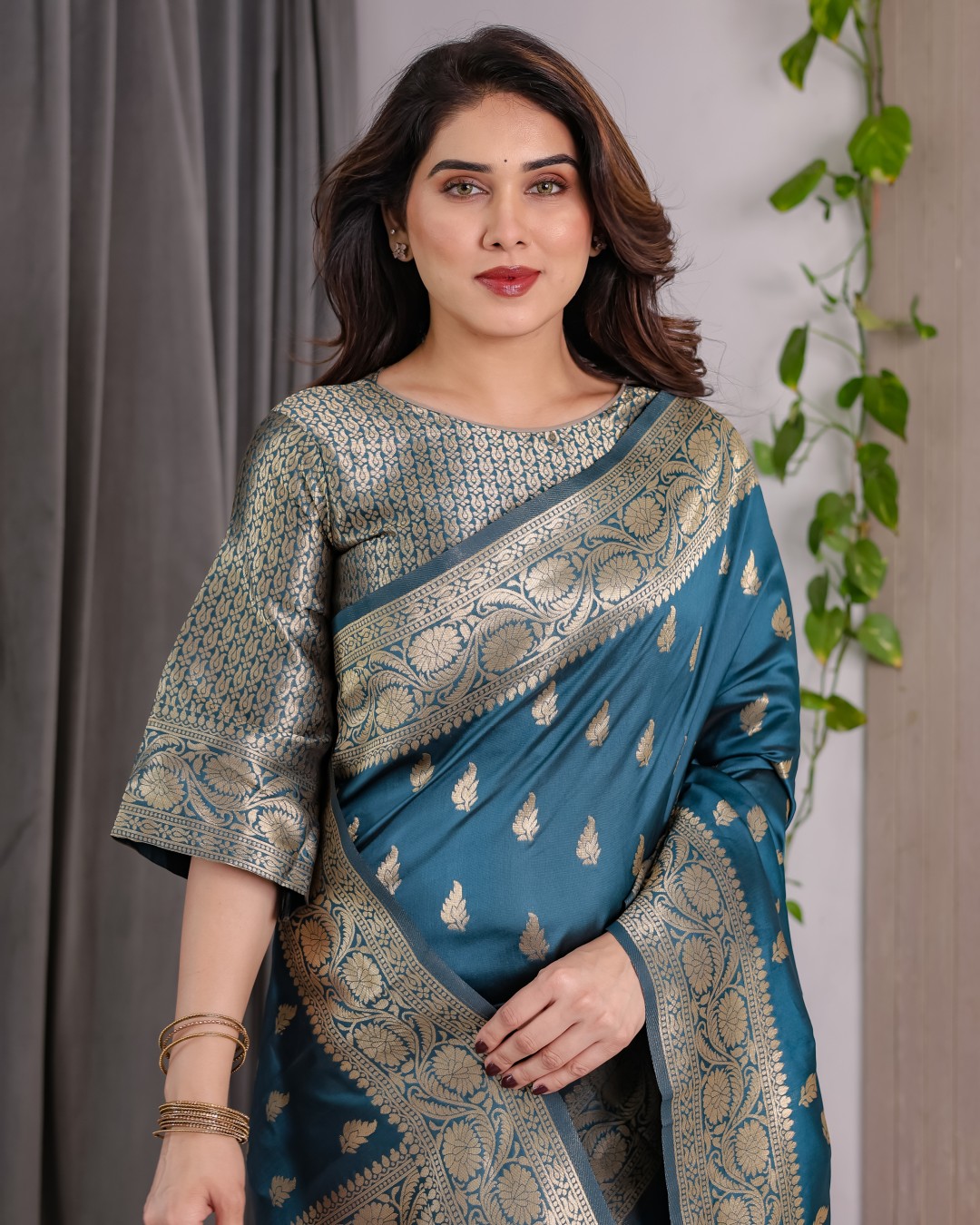 Pure Kanjivaram Silk Saree with Golden Leaf Motifs & Floral Zari Border – 5.5m Saree + 0.8m Blouse Piece (Pack of 1)