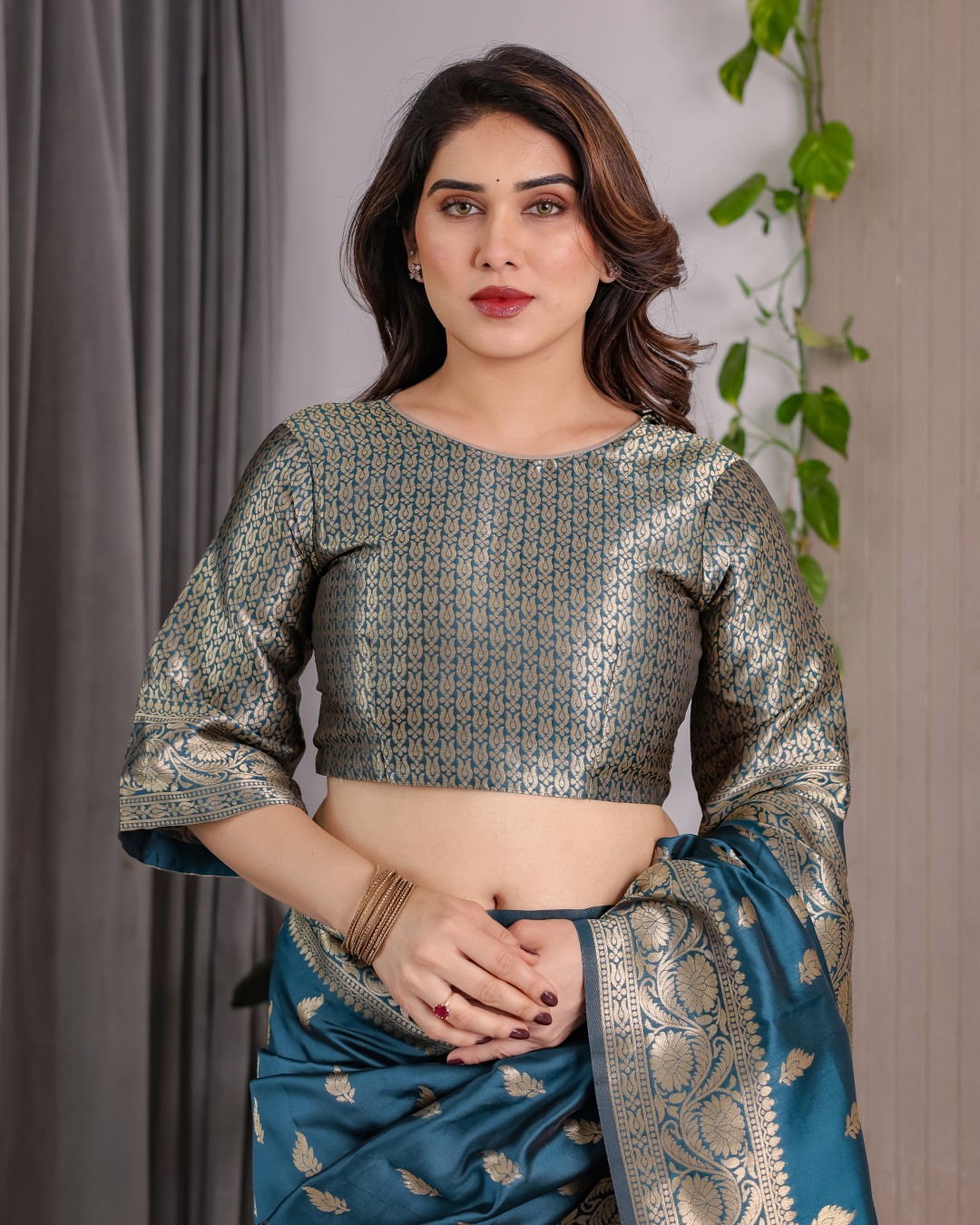 Pure Kanjivaram Silk Saree with Golden Leaf Motifs & Floral Zari Border – 5.5m Saree + 0.8m Blouse Piece (Pack of 1)