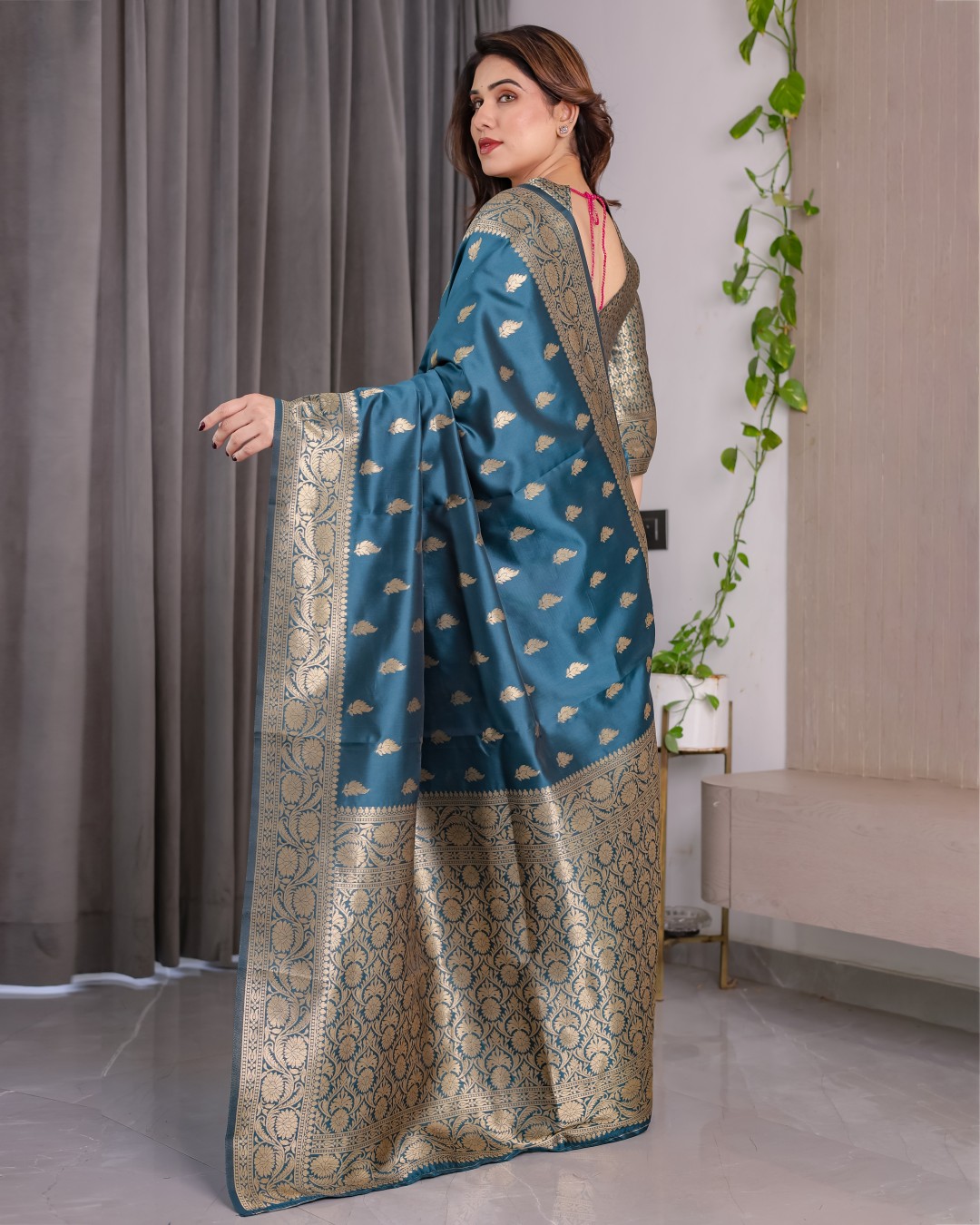 Pure Kanjivaram Silk Saree with Golden Leaf Motifs & Floral Zari Border – 5.5m Saree + 0.8m Blouse Piece (Pack of 1)