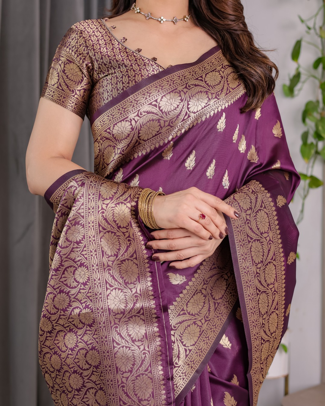 Pure Kanjivaram Silk Saree with Golden Leaf Motifs & Floral Zari Border – 5.5m Saree + 0.8m Blouse Piece (Pack of 1)