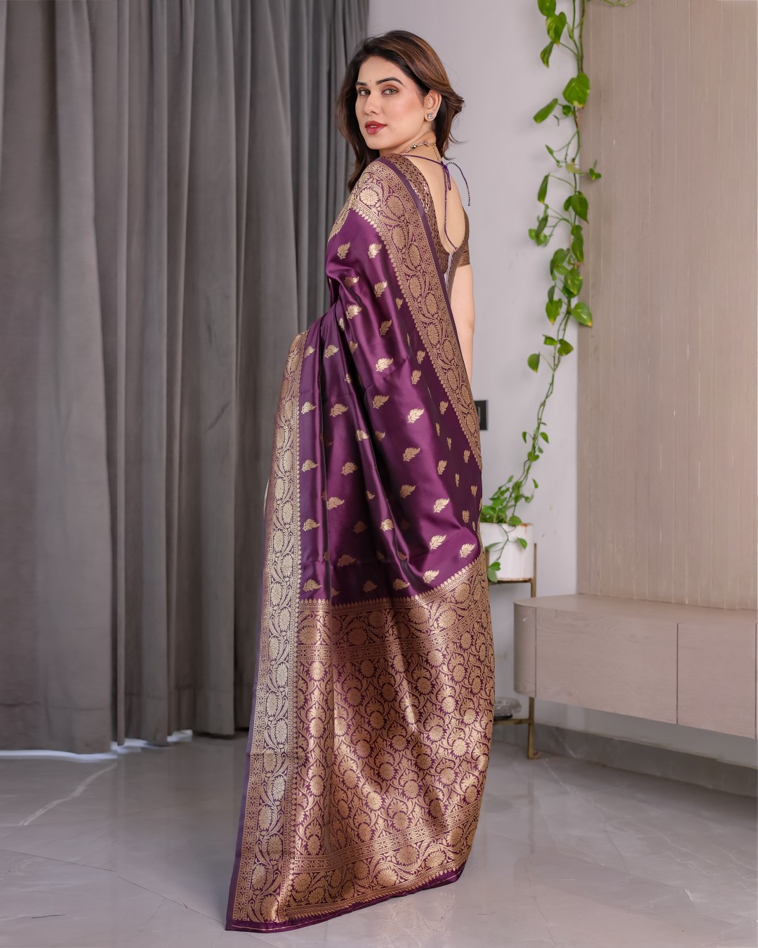 Pure Kanjivaram Silk Saree with Golden Leaf Motifs & Floral Zari Border – 5.5m Saree + 0.8m Blouse Piece (Pack of 1)
