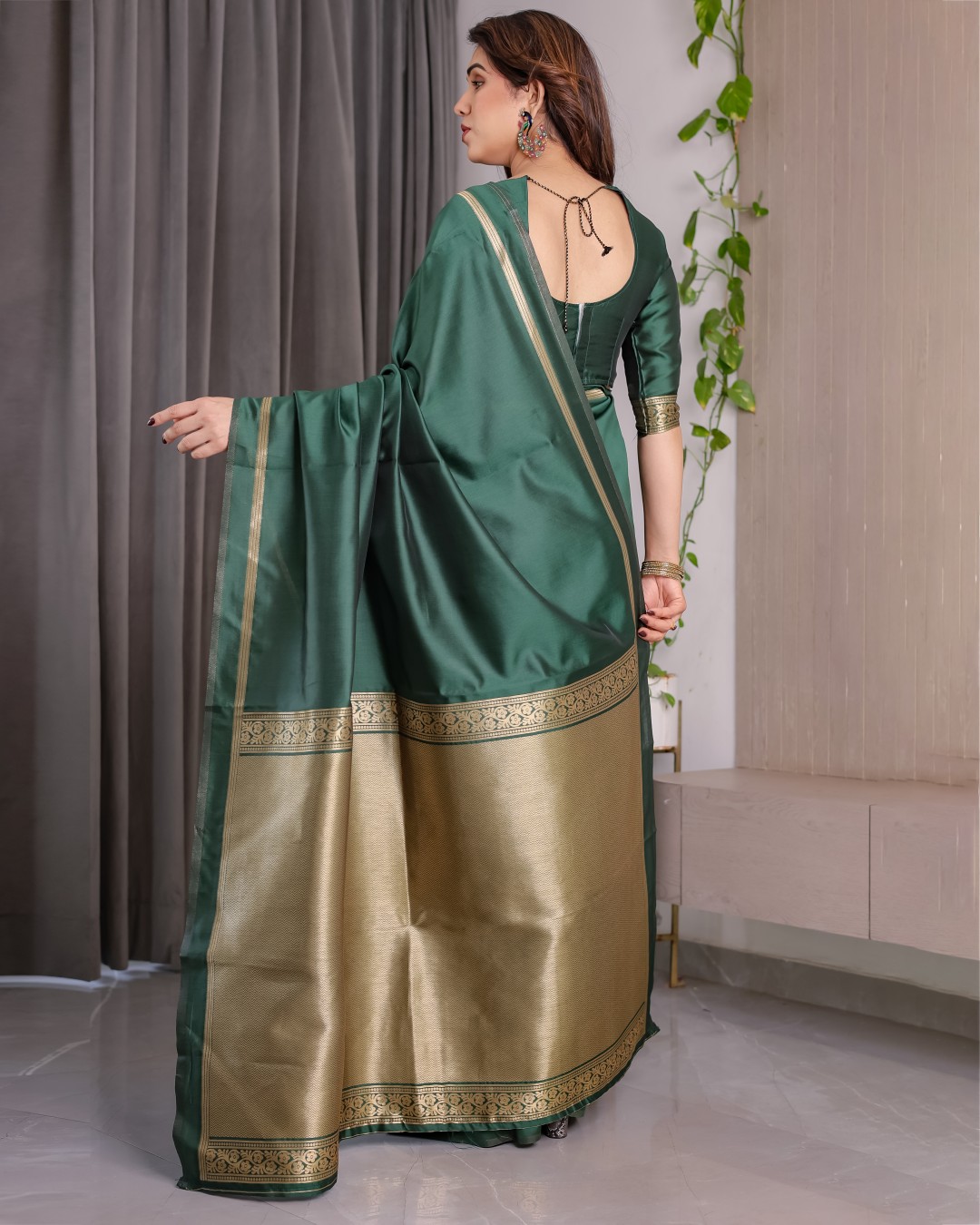 Soft Kanjivaram Silk Saree with Golden Zari Border & Rich Pallu | 5.5m Saree + 0.8m Blouse Piece(Pack of 1)