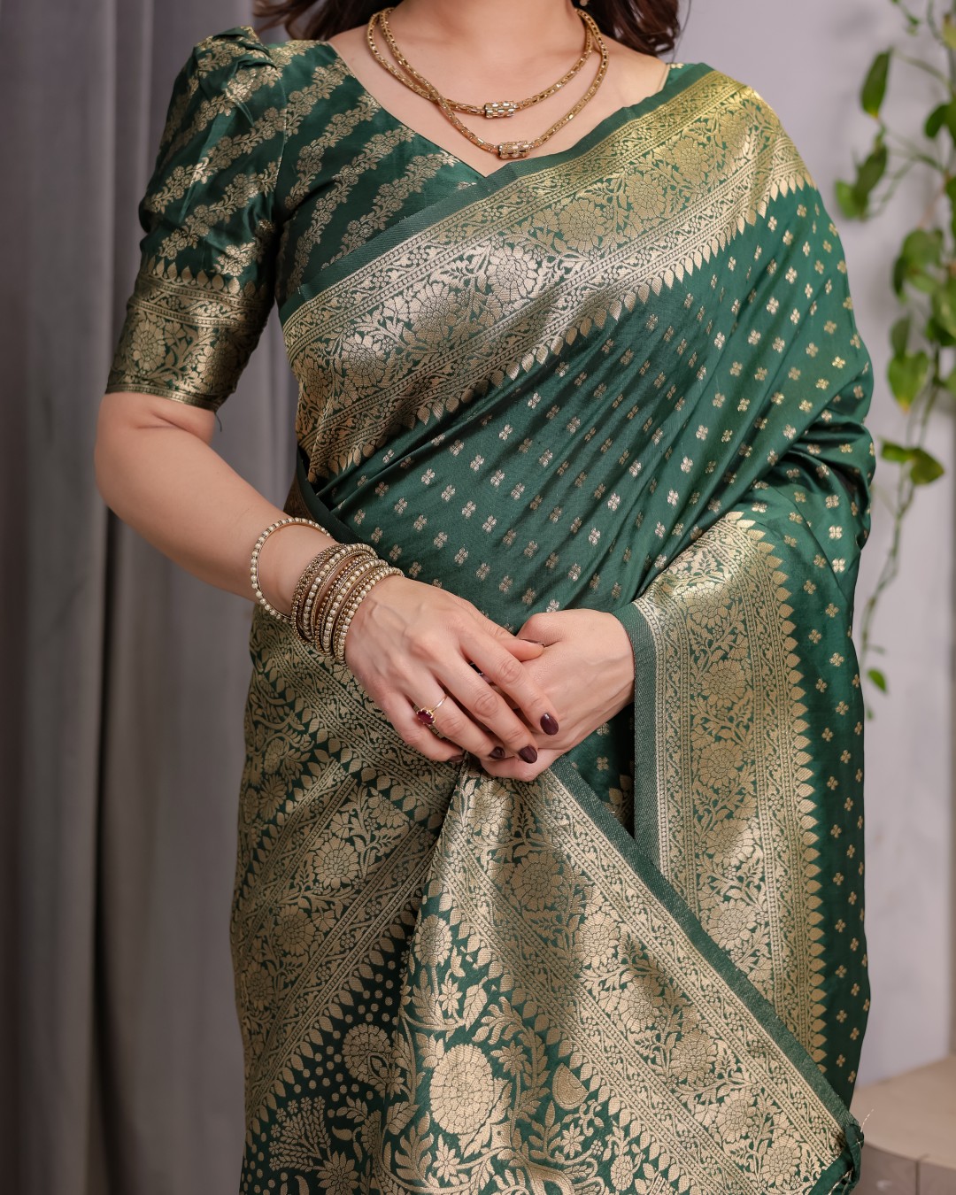 Pure Kanjivaram Silk Saree with Rich Golden Zari Weaving & Traditional Floral Pallu | 5.5m Saree + 0.8m Blouse (Pack of 1)